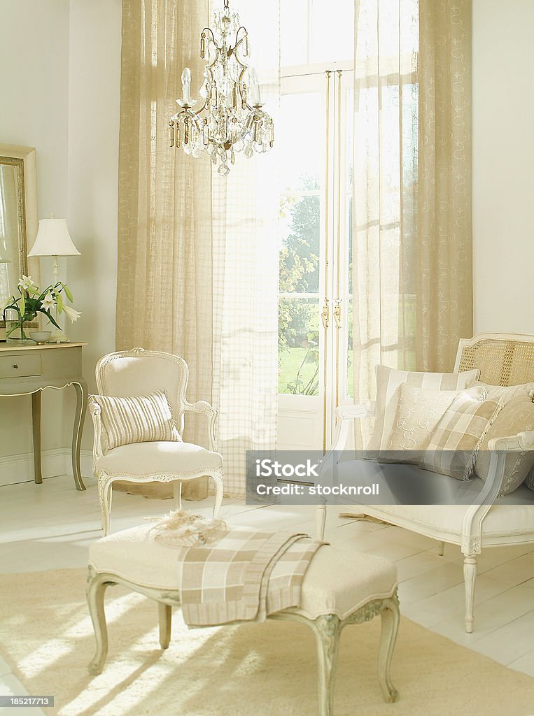 Interior francés dos sofás y sillas en la sala de estar - Foto de stock de Alfombrilla libre de derechos