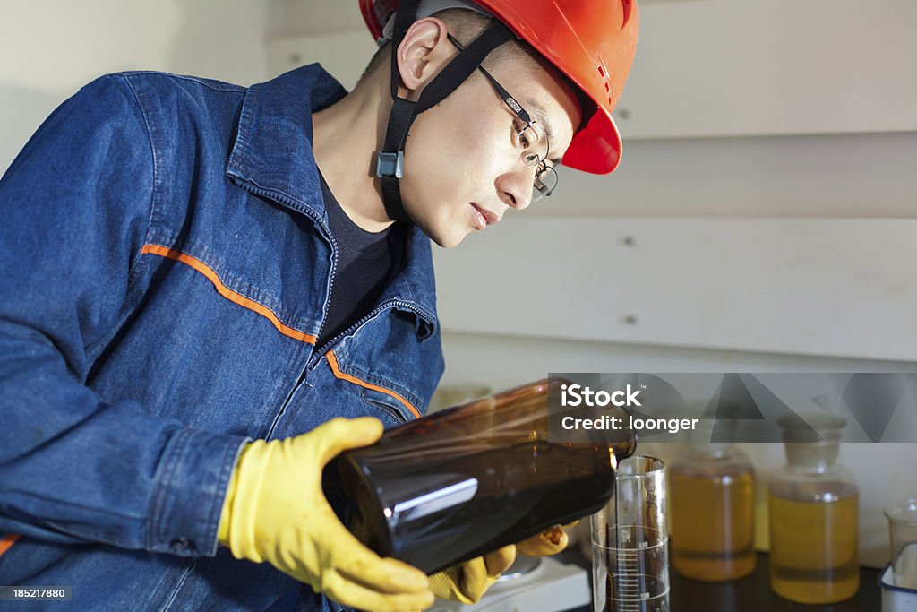 Ingenieur in Öl werden die Kosten experimentellen test tube - Lizenzfrei Erdöl Stock-Foto