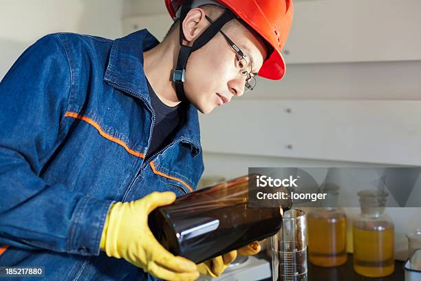 Ingenieur In Öl Werden Die Kosten Experimentellen Test Tube Stockfoto und mehr Bilder von Erdöl