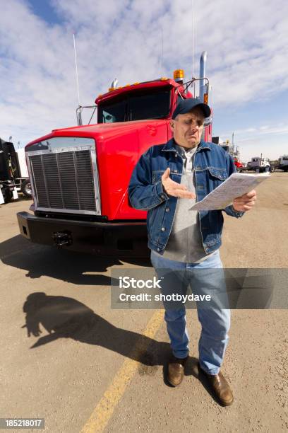 Frustrato Trucker - Fotografie stock e altre immagini di Camionista - Camionista, Confusione mentale, Carta