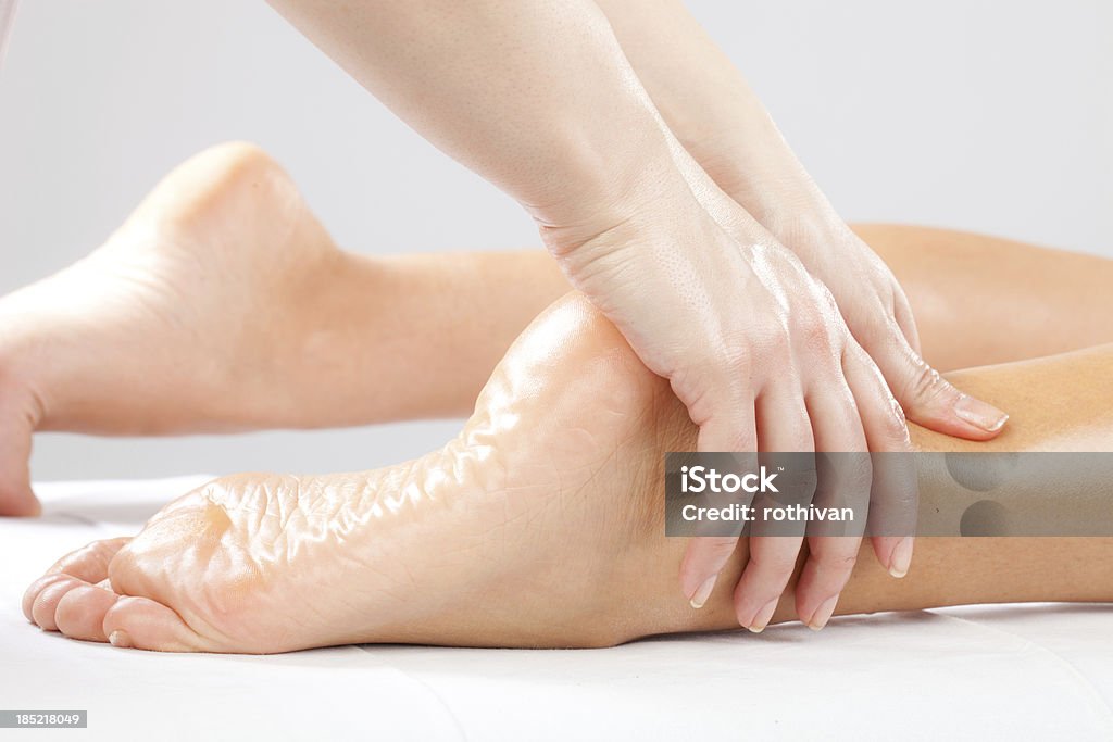 Massagem nos pés e pernas - Foto de stock de Adulto royalty-free