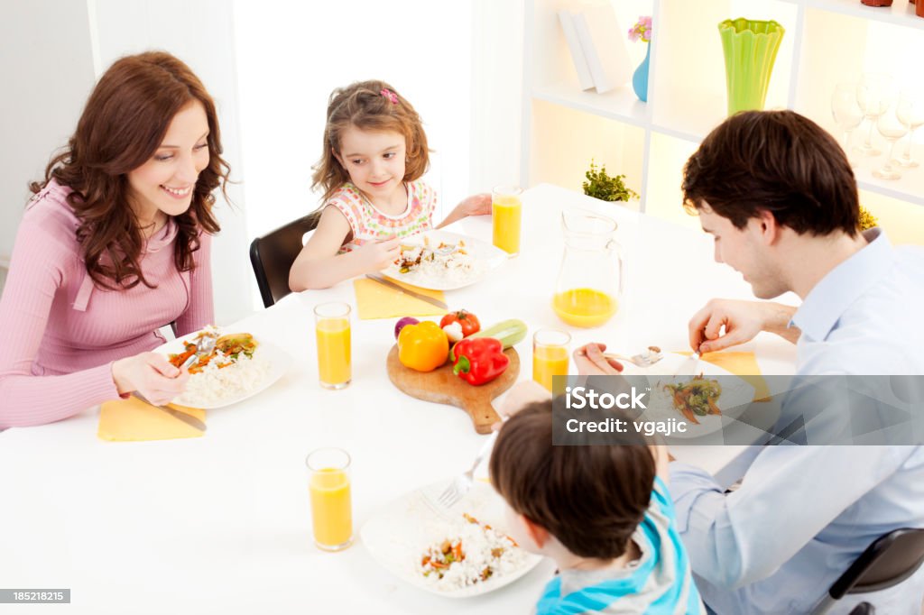 Familia comiendo comida juntos - Foto de stock de Familia libre de derechos