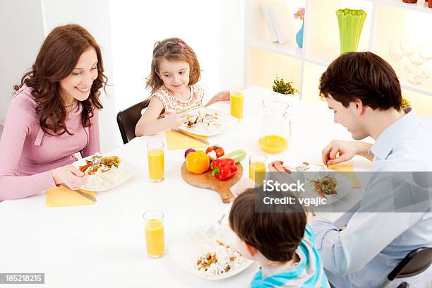 Familia Comiendo Comida Juntos Foto de stock y más banco de imágenes de Familia - Familia, Restaurante, 30-39 años