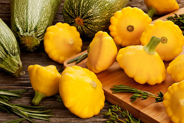 zucca pasticcina e zucchine - crookneck squash foto e immagini stock