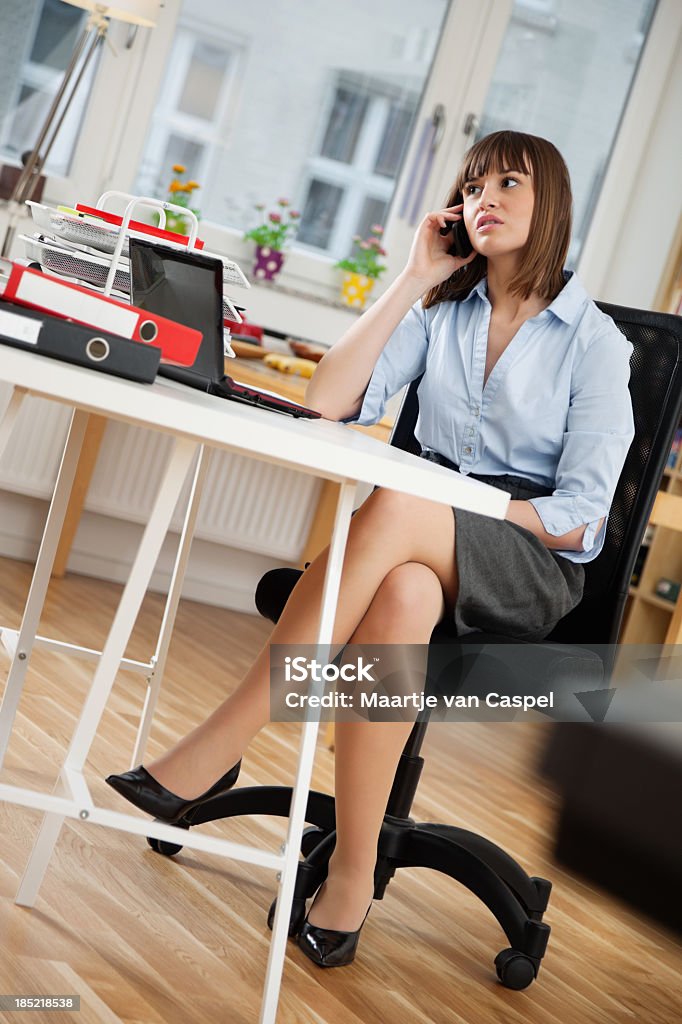 Mujer joven en el trabajo - Foto de stock de Encuadre de cuerpo entero libre de derechos