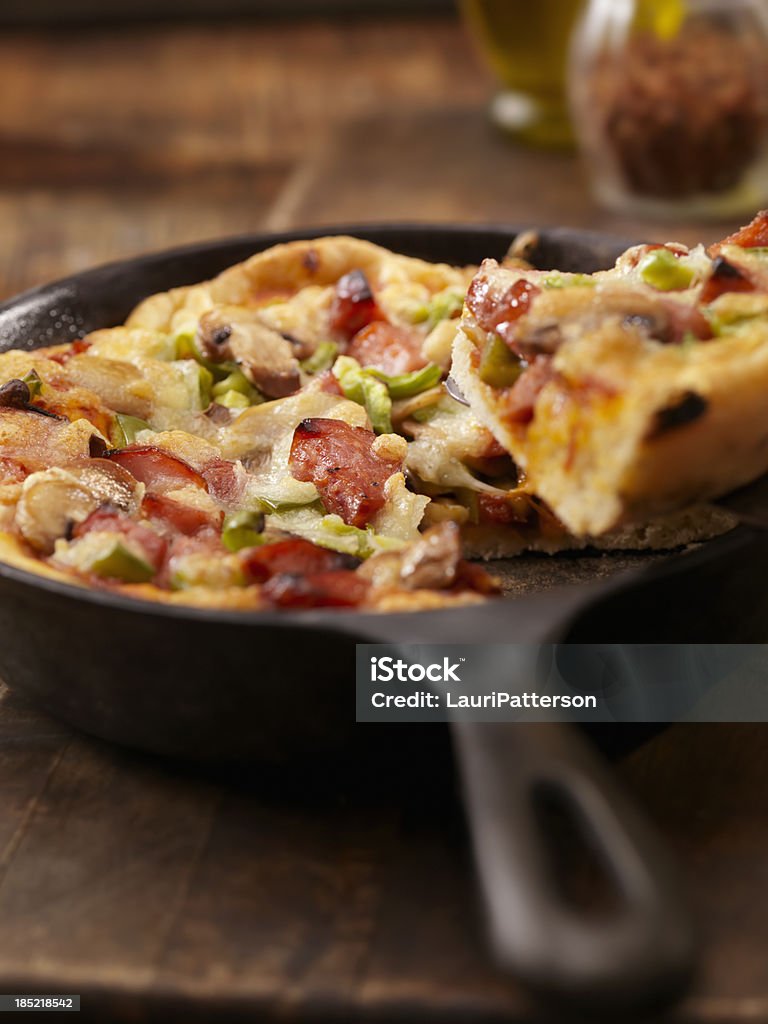 深い料理の鍋のピザ - おかず系のロイヤリティフリーストックフォト