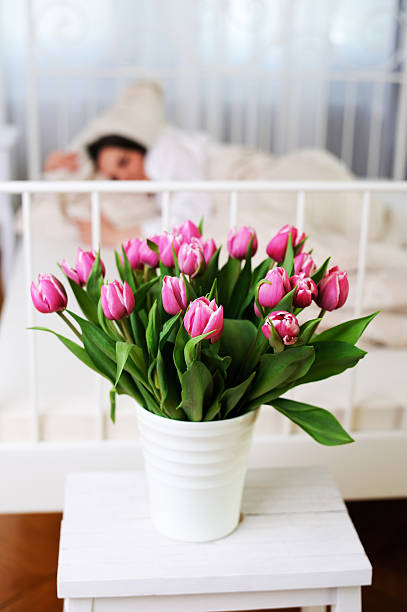 flores de primavera rosa túlipas mulher dormir - schlafend imagens e fotografias de stock