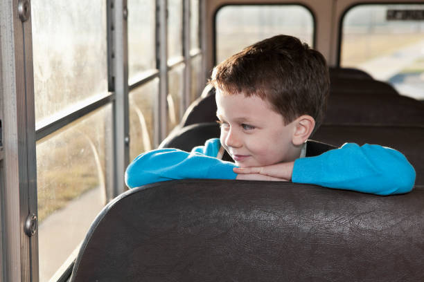 ragazzo di scuola di equitazione autobus - sc0536 foto e immagini stock