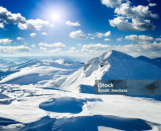 Foto de Paisagem De Montanhas De Inverno e mais fotos de stock de Alpes europeus - Alpes europeus, Azul, Beleza natural - Natureza