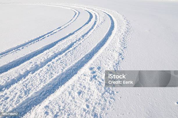 Tracce Di Pneumatici Da Neve - Fotografie stock e altre immagini di Traccia di pneumatico - Traccia di pneumatico, Neve, Traccia