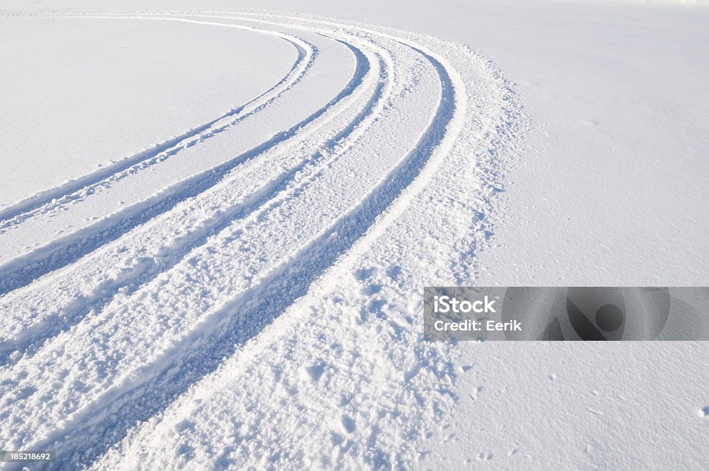 Faixas de pneus de neve - Foto de stock de Rastro de Veículo royalty-free