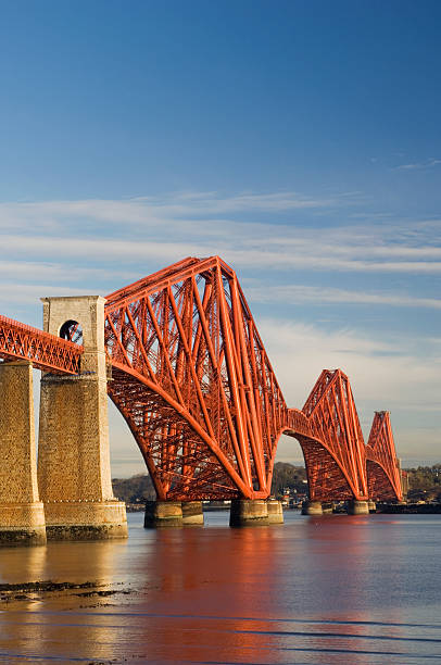 이 참가자는 가로장 구름다리 - firth of forth rail bridge bridge edinburgh europe 뉴스 사진 이미지