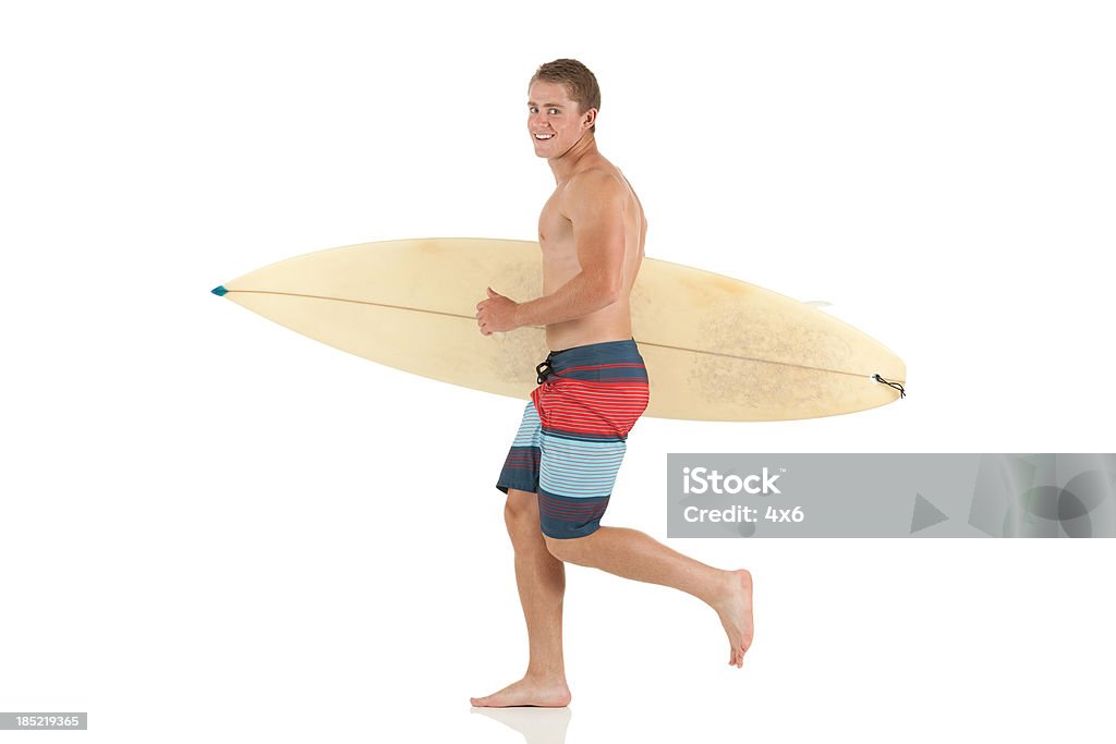 Homem correndo com uma prancha de surfe - Foto de stock de Fundo Branco royalty-free