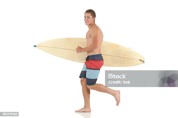 Homem Correr Com Uma Prancha De Surf - Fotografias de stock e mais imagens de Fundo Branco - Fundo Branco, Homens, Prancha de Surf