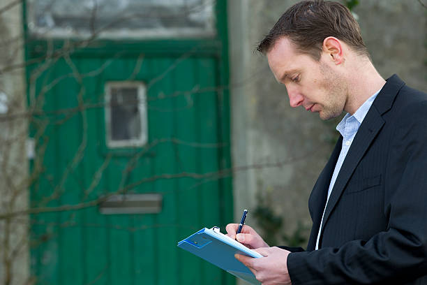 istock Man in business suit makes quotation for a renovation 185219430