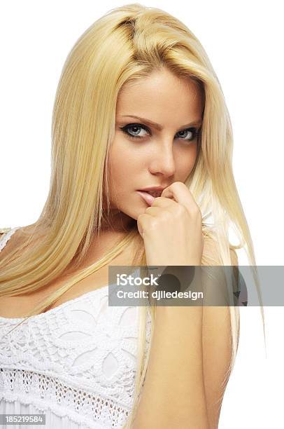 Photo libre de droit de Séduisante Blonde Avec Doigt Dans La Bouche banque d'images et plus d'images libres de droit de 20-24 ans - 20-24 ans, Adulte, Beauté