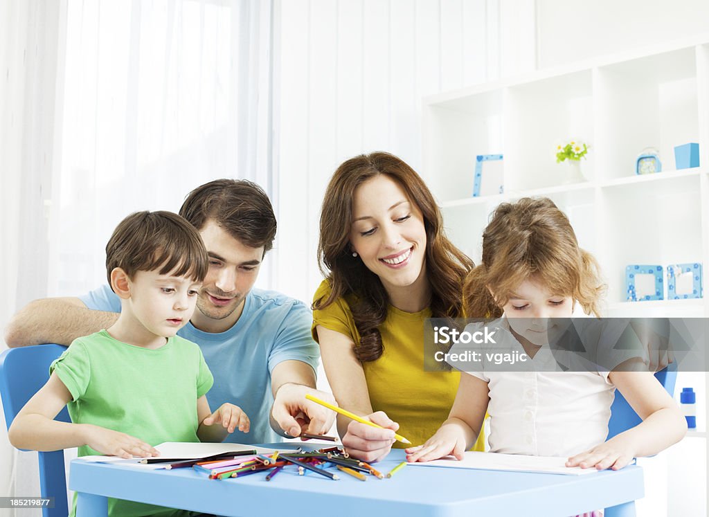 Familie mit zwei Kindern Malen und Zeichnen. - Lizenzfrei 4-5 Jahre Stock-Foto