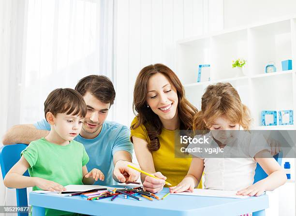 Familie Mit Zwei Kindern Malen Und Zeichnen Stockfoto und mehr Bilder von 4-5 Jahre - 4-5 Jahre, Aktivitäten und Sport, Ausmalen