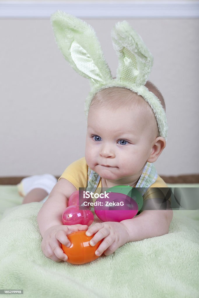 幸せなイースターのウサギと卵の赤ちゃん - うさ耳カチューシャのロイヤリティフリーストックフォト
