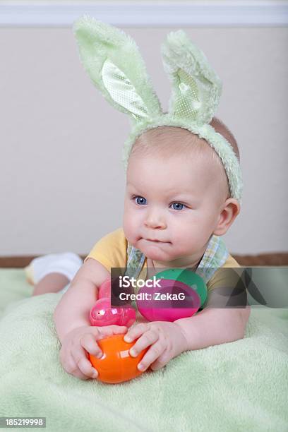 幸せなイースターのウサギと卵の赤ちゃん - うさ耳カチューシャのストックフォトや画像を多数ご用意 - うさ耳カチューシャ, イースター, ウサギの衣装