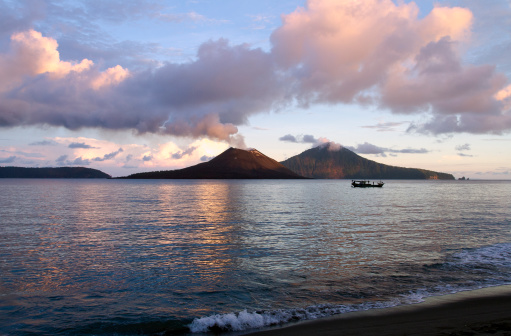 Anak Krakatau volcán desde la playa photo