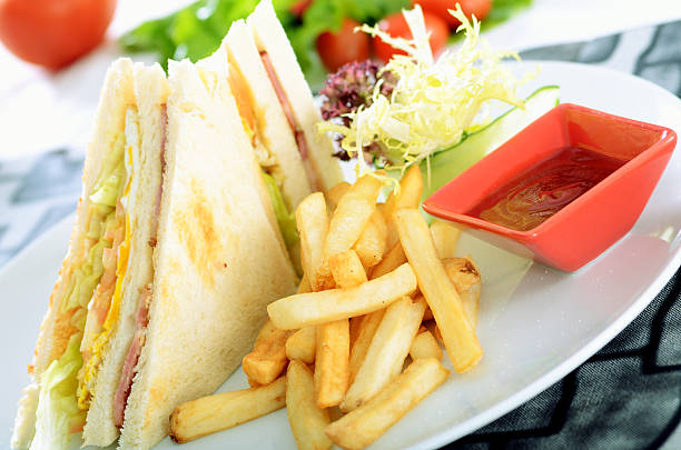 club sandwich - fried egg lettuce vegetable lunch photos et images de collection