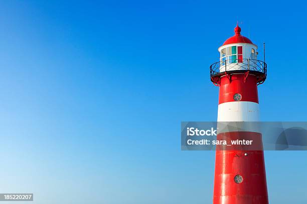 Photo libre de droit de Phare De Rouge Et De Blanc Et Un Ciel Bleu Azur banque d'images et plus d'images libres de droit de Phare - Phare, Rouge, Balise