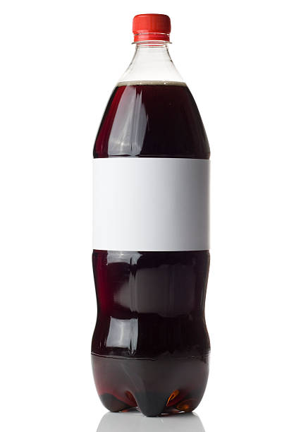 cola botella con una etiqueta en blanco sobre un fondo blanco - soda bottle fotografías e imágenes de stock