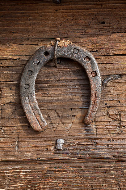 horseshoe - horseshoe rusty nail old - fotografias e filmes do acervo