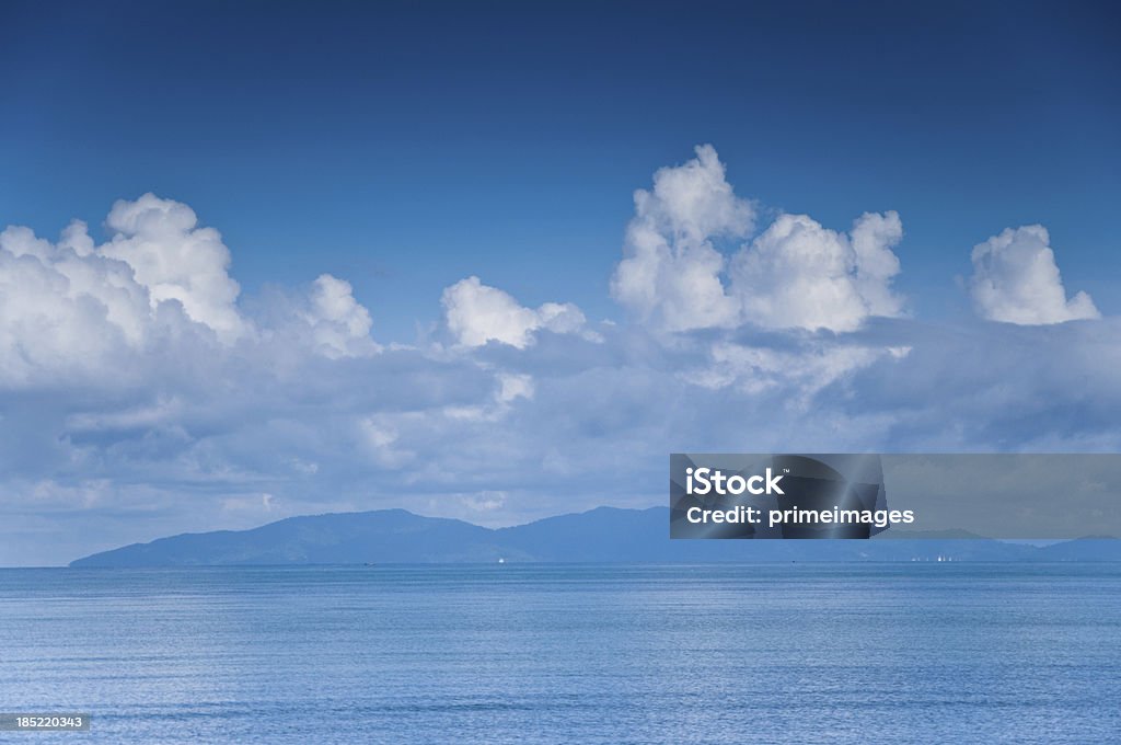 Bella spiaggia e mare tropicale - Foto stock royalty-free di Acqua