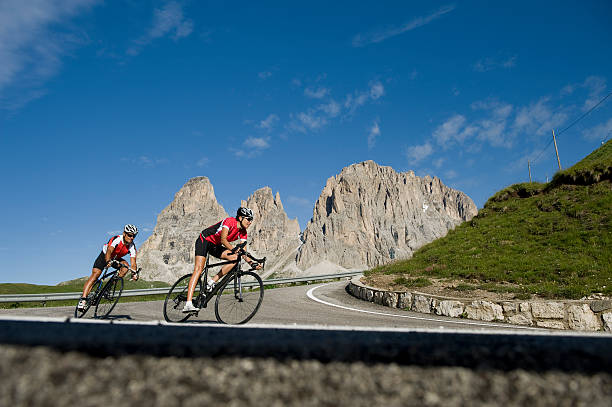 wochentags-fahrer ist der abreise in dolomiten südtirol - racing bicycle cycling professional sport bicycle stock-fotos und bilder