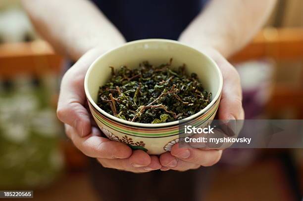Chińska Liście Herbaty - zdjęcia stockowe i więcej obrazów Suche liście herbaty - Suche liście herbaty, Azja, Ceramika