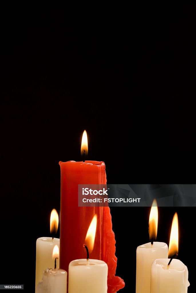 Vermelho e branco velas com chama - Foto de stock de Amarelo royalty-free