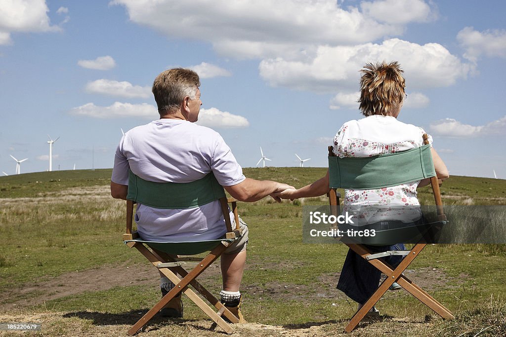 Casal relaxante no vento farm - Royalty-free Adulto Foto de stock