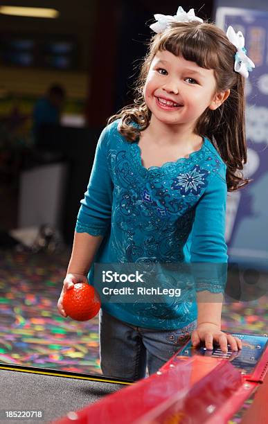 Niña En Una Sala De Máquinas Recreativas Foto de stock y más banco de imágenes de Sala de máquinas recreativas - Sala de máquinas recreativas, Arcada, Niño