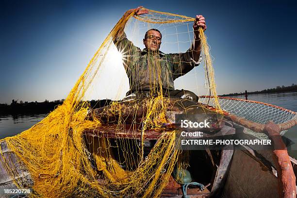 絡まった魚網 - ほどくのストックフォトや画像を多数ご用意 - ほどく, もつれる, 1人