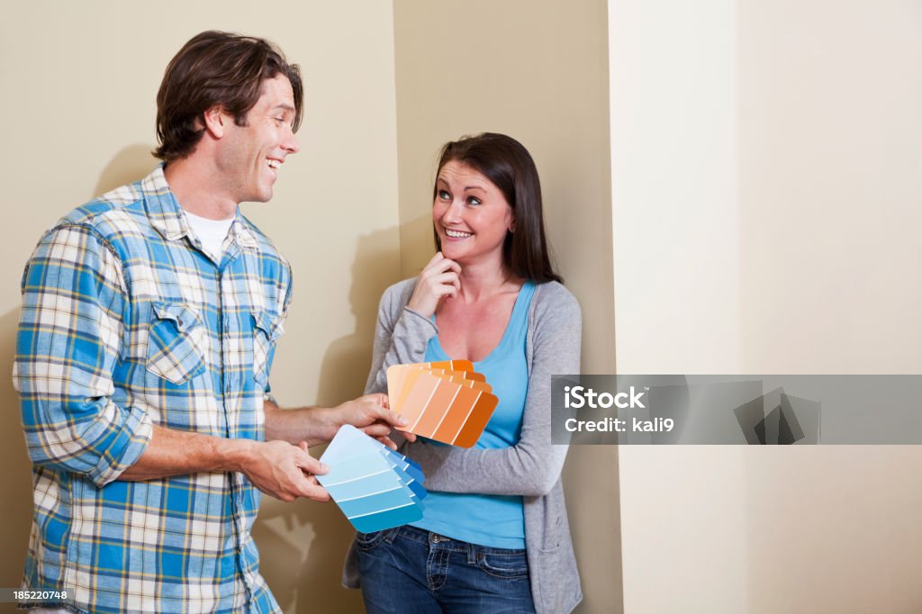 Décoration intérieure-couple à la recherche à la peinture chips - Photo de Adulte libre de droits