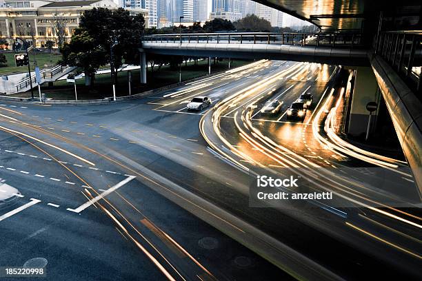 Cruce En La Ciudad Foto de stock y más banco de imágenes de Amarillo - Color - Amarillo - Color, Anochecer, Asfalto