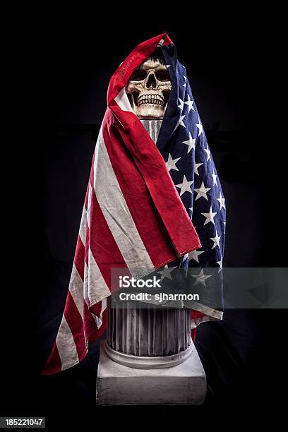 Teschio Su Piedistallo Avvolto Nella Bandiera Americana Sfondo Nero - Fotografie stock e altre immagini di A forma di stella