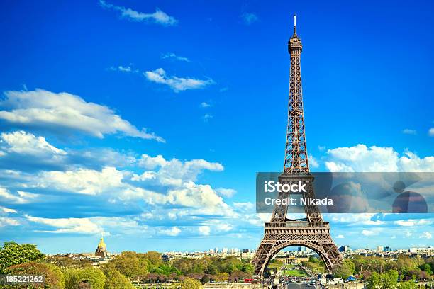 Wieża Eiffla W Paryżu - zdjęcia stockowe i więcej obrazów Architektura - Architektura, Chmura, Drzewo