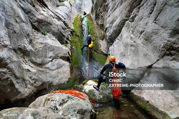 Ekstremalnych Canyoning Zespołu - zdjęcia stockowe i więcej obrazów Kanion - Kanion, Praca zespołowa, Suchy