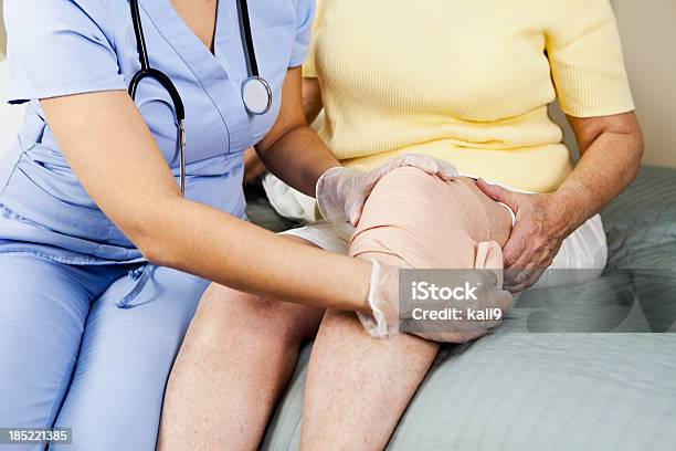 건강관리와 인부 붕대 환자의 무릎 여자 간호사에 대한 스톡 사진 및 기타 이미지 - 여자 간호사, 노인, 가정간병인