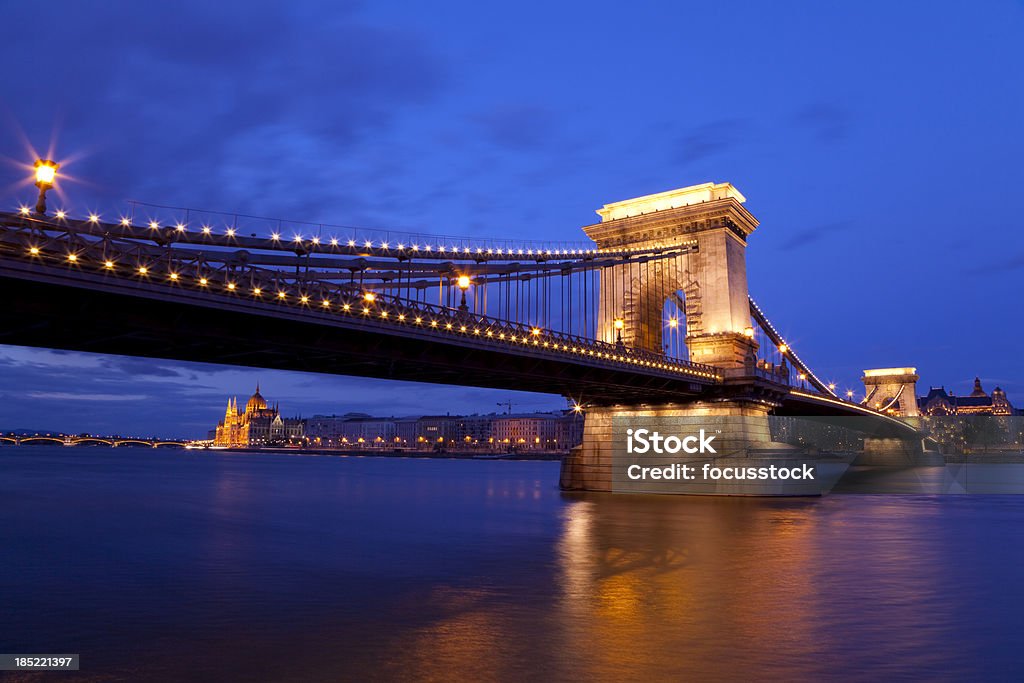 Chain Bridge in Budapest  - Lizenzfrei Abenddämmerung Stock-Foto