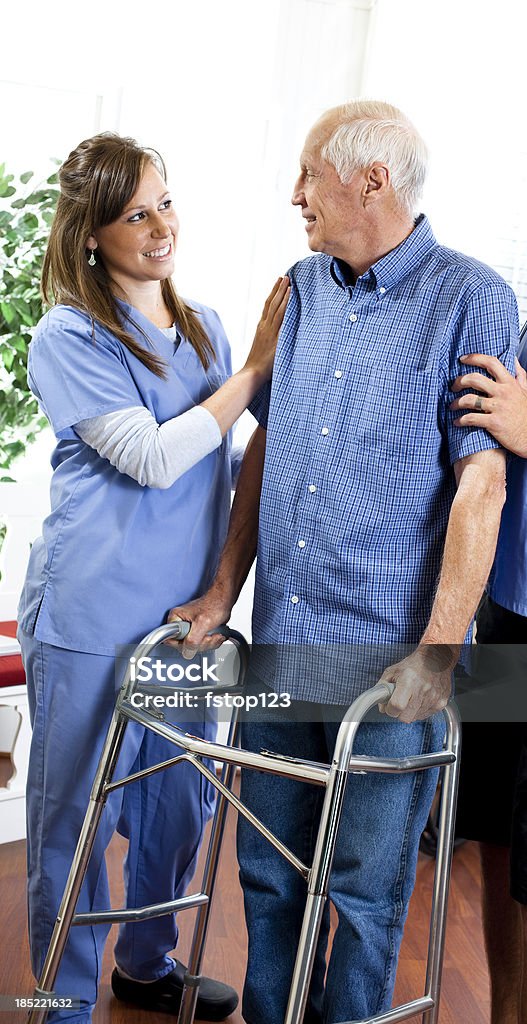 Fisioterapeuta o personal de enfermería reconfortante paciente con walker. Atención médica. - Foto de stock de 20 a 29 años libre de derechos