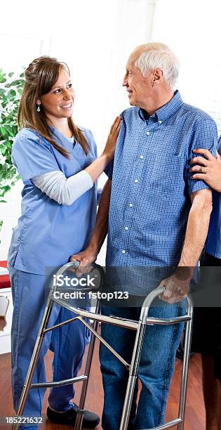 Fisioterapeuta O Personal De Enfermería Reconfortante Paciente Con Walker Atención Médica Foto de stock y más banco de imágenes de 20 a 29 años