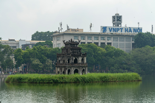 Hoan Kiem Lake (also known as Sword Lake) is the heart of Hanoi. This is not only a place for people to stroll and enjoy the fresh air, but is also associated with the people of the capital in many aspects of cultural history as well as in poetry. On 3 weekends, the streets around Hoan Kiem Lake will become walking streets with many attractive activities such as street music and folk games attracting many tourists.