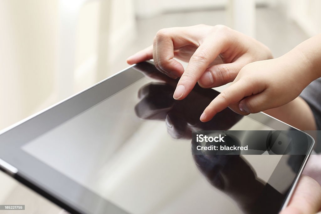 Figlio e madre Giocando sul Tablet - Foto stock royalty-free di PC Ultramobile