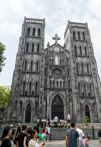 With the official name of St. Joseph's Cathedral - Hanoi's cathedral is considered an ideal place for tourists from all over to visit. This is considered the main building of the Archdiocese of Hanoi, one of the ancient churches in the capital, where religious activities of parishioners of the archdiocese of Hanoi regularly take place. Boasting ancient French architecture, the church is designed in the European medieval Gothic architectural style, very popular in the 12th century and the Renaissance in Europe. Overall, the church looks similar to the model of Notre Dame Cathedral in Paris with wide, curved domes facing the sky. The main building materials of the church are terracotta bricks and walls plastered with papier-mâché