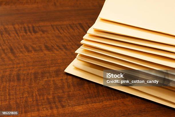 Stos Manila Foldery Na Tle Drewna - zdjęcia stockowe i więcej obrazów Akta - Akta, Artykuł biurowy, Bez ludzi