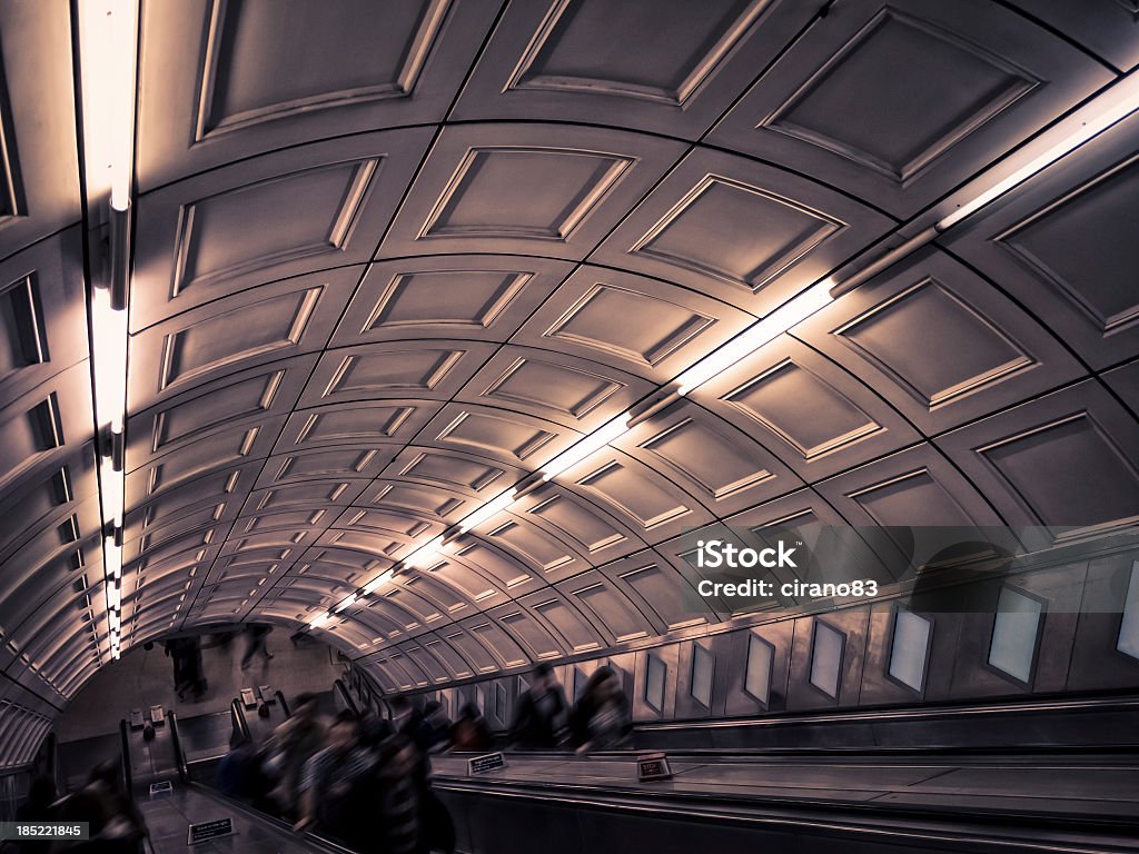 Pessoas andando em um túnel de metrô, Londres - Foto de stock de Andar royalty-free